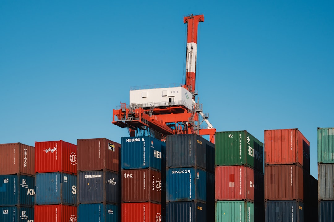 Containers loading at the terminal, the logistics that separate a real factory from a trader